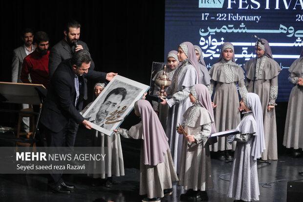 در اولین روز برگزاری جشنواره سی و هشتمین جشنواره موسیقی فجر، با اجرای گروه‌های سرود دختران انقلاب با اجرای قطعه "ایرانداخت" و "تسبیح بارون"، گروه نسل سلیمانی با اجرای قطعه "ایرانم"، گروه شمیم یاس با اجرای قطعه " خدا" و "کبوترانه"، و اجرای قطعه " عیدانه" شامگاه امروز جمعه ۲۸ بهمن ماه ۱۴۰۱ در فرهنگسرای ارسباران تهران برگزار شد