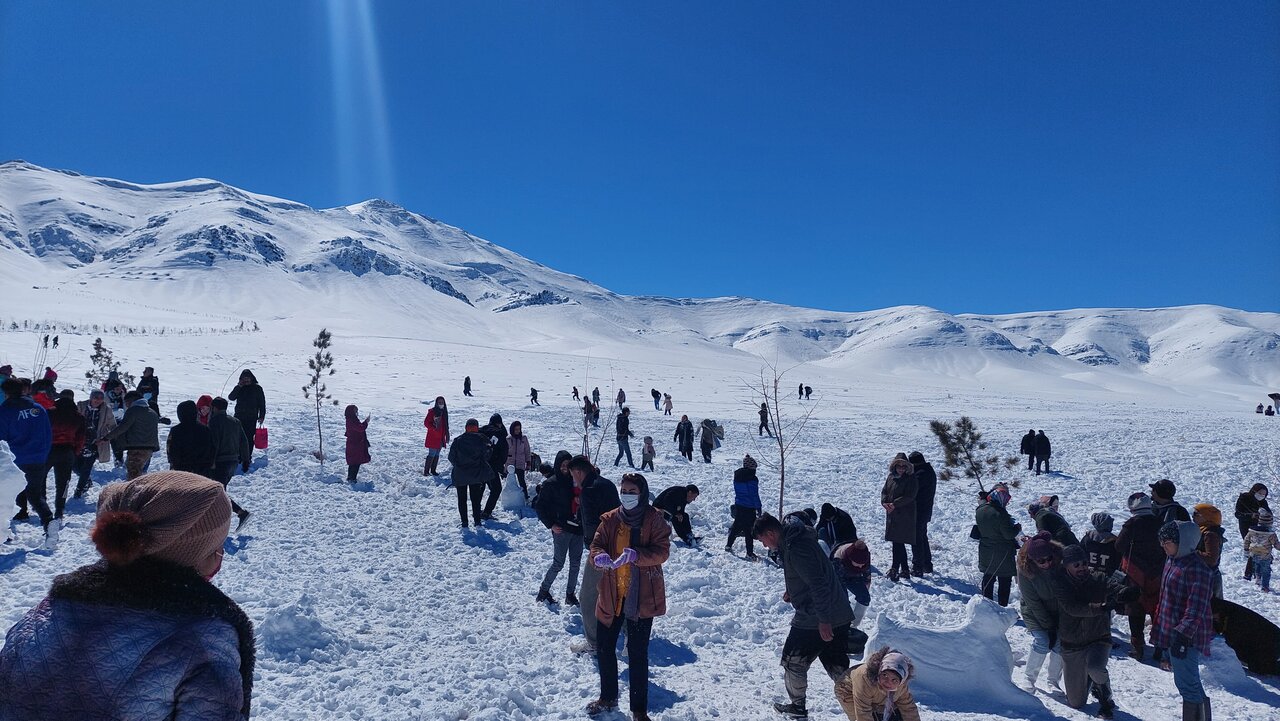 جشنواره برفی دهکده حسن رباط برگزار شد/استقبال ۳هزار نفری گردشگران