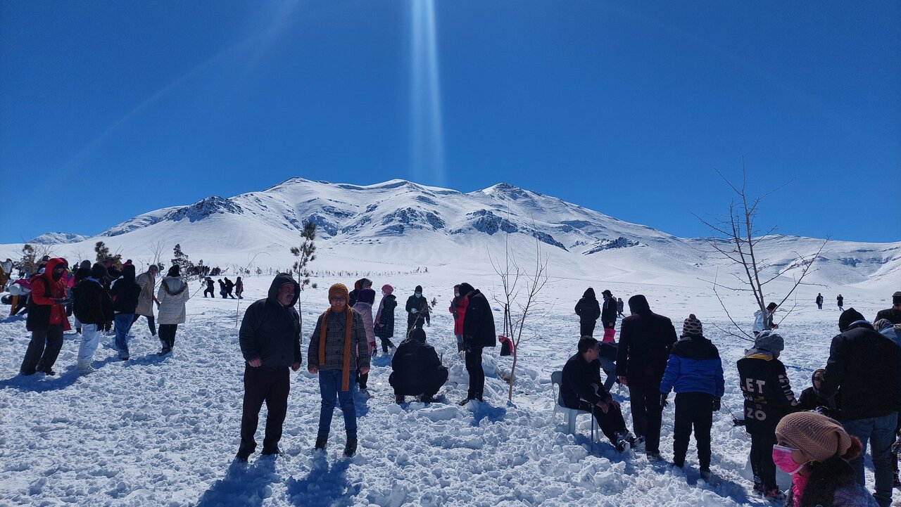 جشنواره برفی دهکده حسن رباط برگزار شد/استقبال ۳هزار نفری گردشگران