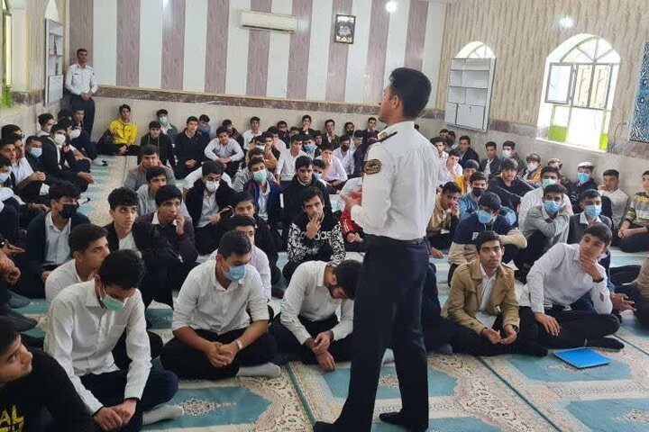 کلاه ایمنی و شبرنگ بین موتورسواران استان بوشهر توزیع شد