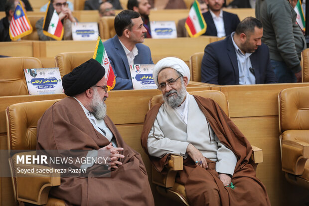  حجت السلام و المسلمین حیدر مصلحی و حجت‌الاسلام و المسلمین سیداحمد خاتمی؛ عضو هیئت رئیسه مجلس خبرگان رهبری در مراسم آیین افتتاحیه سی و نهمین دوره مسابقات بین المللی قرآن کریم حضور دارند