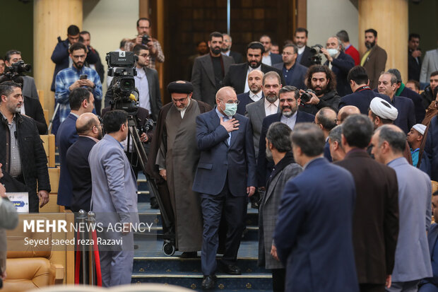  محمد باقر قالیباف رئیس مجلس شورای اسلامی در حال ورود به سالن برگزاری مراسم آیین افتتاحیه سی و نهمین دوره مسابقات بین المللی قرآن کریم است