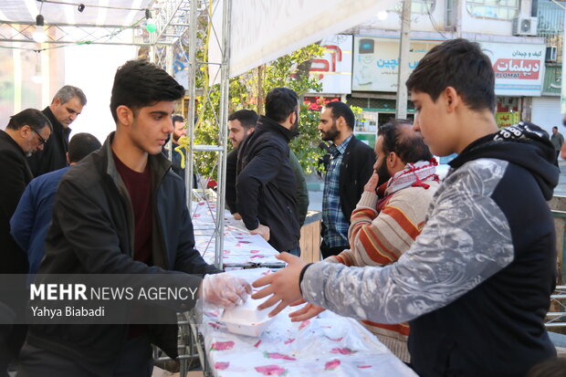 توزیع ۳۰۰۰ پرس غذای گرم در کرمانشاه به مناسبت عید مبعث