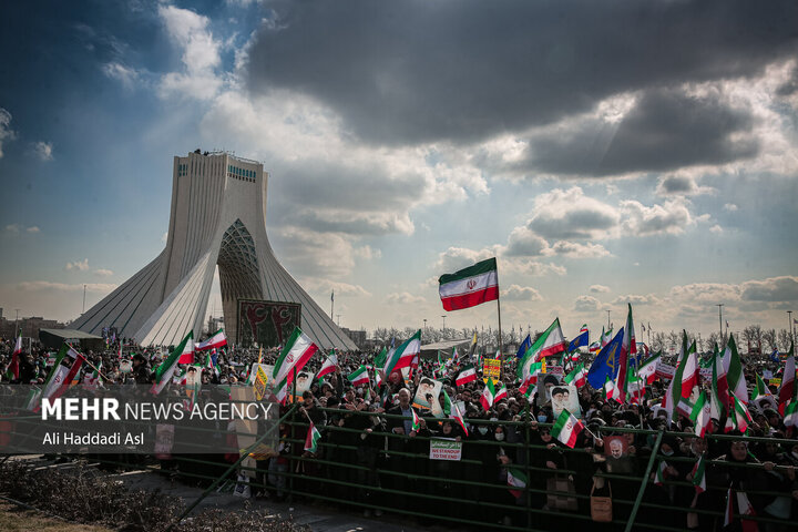 مراسم راهپیمایی چهل‌وچهار مین سالروز پیروزی انقلاب اسلامی بعد از دو سال شرایط کرونایی صبح امروز شنبه ۲۲ بهمن ۱۴۰۱ همزمان در تهران و سراسر کشور با حضور اقشار مختلف مردم برگزار شد