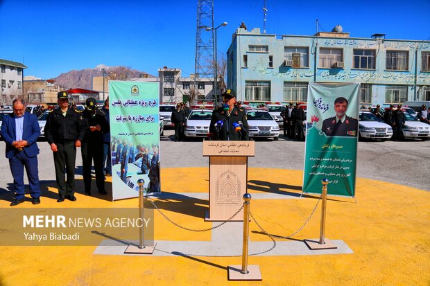 سردار علی اکبر جاویدان فرمانده انتظامی استان کرمانشاه در حال ایراد سخنرانی است