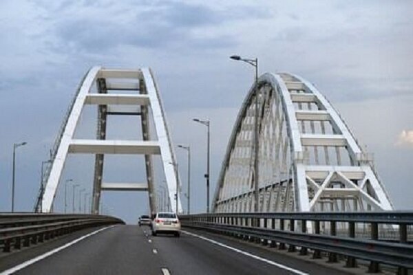 كييف تتبنّى تفجير جسر القرم