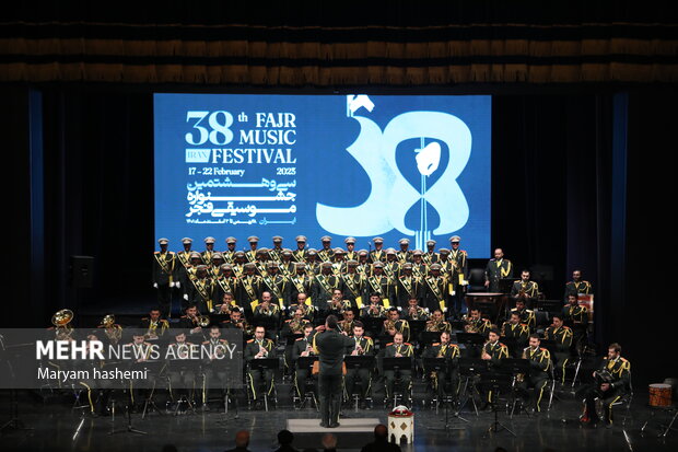 اجرای ارکستر رزم نوازان دفاع مقدس در جشنواره موسیقی فجر
