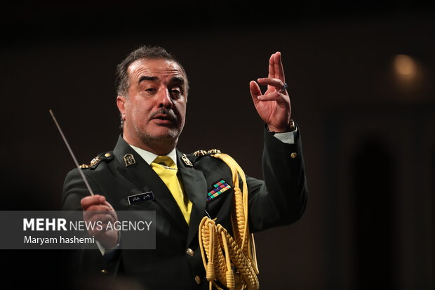 نظامیها «تالار وحدت» را فتح کردند!/ شنیدن نوای پلیسها برای میهن