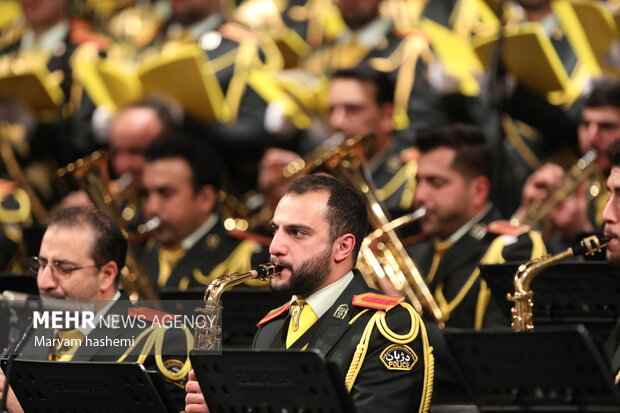 نظامیها «تالار وحدت» را فتح کردند!/ شنیدن نوای پلیسها برای میهن