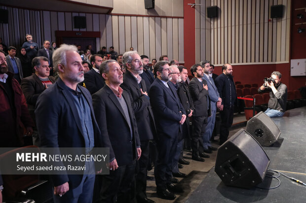  در ابتدای این مراسم محمدمهدی اسماعیلی؛ وزیر فرهنگ و ارشاد اسلامی و سایر مدعوین در حال ادای احترام به سرود مقدس جمهوری اسلامی ایران هستند