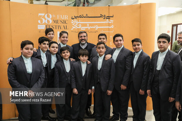  در پایان این مراسم گروه سرود حاضر در سومین روز سی و هشتمین جشنواره موسیقی فجر در حال گرفتن عکس یادگاری با محمدمهدی اسماعیلی؛ وزیر فرهنگ و ارشاد اسلامی هستند