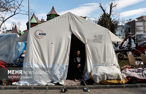 با گذشت بیش از دو هفته از زلزله در شهرهایی از ترکیه و سوریه، مردم آسیب دیده شهرهای زلزله‌زده به کمپ‌های بشردوستانه و اردوگاه‌های اسکان موقت پناه آورده‌اند