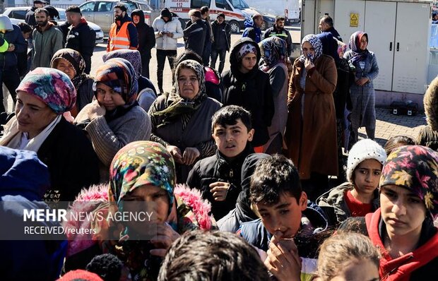 با گذشت بیش از دو هفته از زلزله در شهرهایی از ترکیه و سوریه، مردم آسیب دیده شهرهای زلزله‌زده به کمپ‌های بشردوستانه و اردوگاه‌های اسکان موقت پناه آورده‌اند