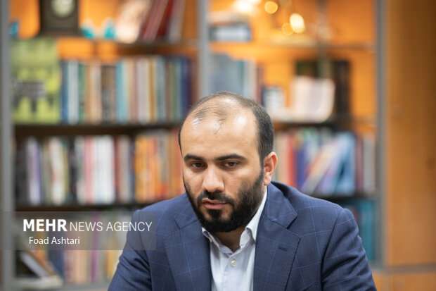 محمدشجاعیان مدیر عامل گروه رسانه ای مهر در حال گفتگو با انسیه خزعلی معاون رئیس جمهور در امور بانوان است