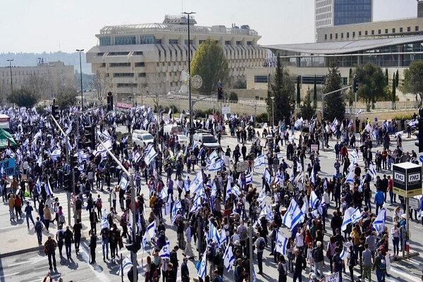 ۲۰ هزار صهیونیست معترض مقابل کنست تجمع کردند + فیلم