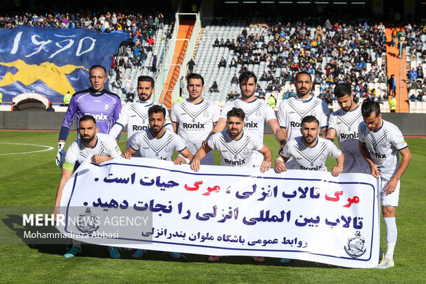 اعضای تیم فوتبال ملوان بندر انزلی در حال گرفتن عکس یادگاری پیش از دیدار تیم های استقلال تهران و ملوان بندر انزلی هستند