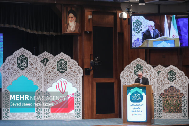   سید حمید سجادی وزیر ورزش و جوانان در  حال سخنرانی در مراسم آیین اختتامیه اولین سوگواره ملی نوحه های فاطمیه است
