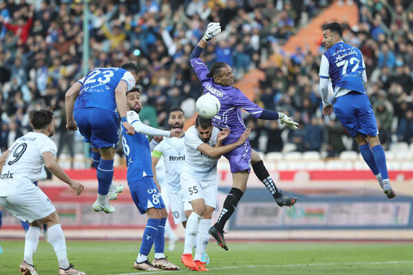 استقلال در فکر جهش به صدر جدول/ شکار «قو» در ورزشگاه خالی آزادی! استقلال در فکر جهش به صدر جدول/ شکار «قو» در ورزشگاه خالی آزادی!