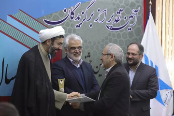 تقدیر از برگزیدگان جشنواره کتاب سال انقلاب اسلامی در دانشگاه آزاد