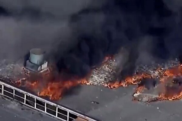 آتش‌سوزی بزرگ در کارخانه متالوژی آمریکا+ فیلم