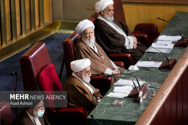 آیت الله احمد جنتی رئیس مجلس خبرگان 
 در یازدهمین اجلاسیه رسمی دوره پنجم مجلس خبرگان رهبری حضور دارد