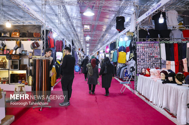 کشتی شهر خانواده با مسافران اندکی موجسواری میکند