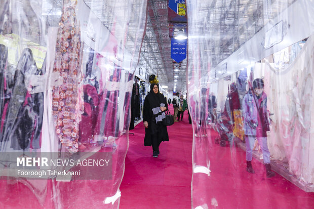 کشتی شهر خانواده با مسافران اندکی موجسواری میکند 3