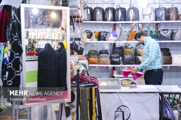 کشتی شهر خانواده با مسافران اندکی موجسواری میکند 5