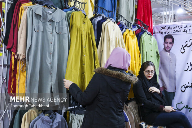 کشتی شهر خانواده با مسافران اندکی موجسواری میکند 2