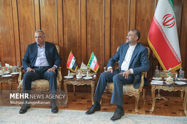 حسین امیرعبداللهیان وزیر امور خارجه ایران در حال گفتگو با مصطفی الکاظمی نخست وزیر سابق عراق در محل دیدار نخست وزیر سابق عراق با وزیر امور خارجه ایران است