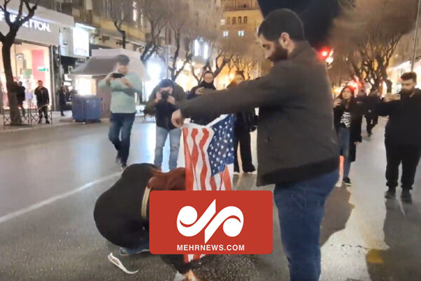 یونانی‌ها پرچم آمریکا را به آتش کشیدند