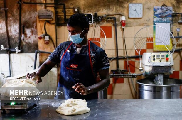 یک نانوایی در سریلانکا در بحبوحه بحران ملی مالی، با مشکل افزایش قیمت برق و تورم مواد غذایی مواجه است