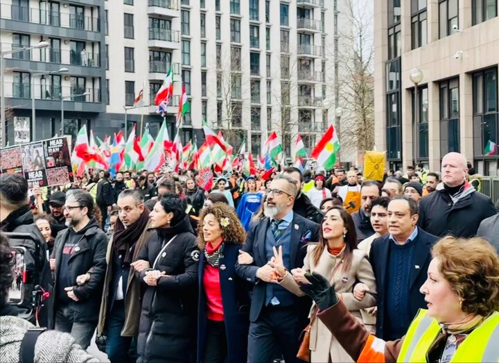 پرچم براندازان در دست تجزیه‌طلبان