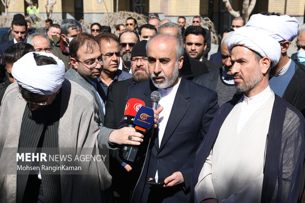 ناصر کنعانی سخنگوی وزارت امور خارجه در مراسم تشییع صلاح‌ الدین الزواوی حضور دارد