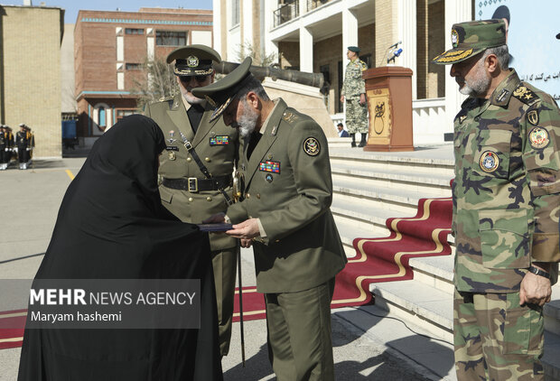 ایران آرمی کی کمانڈ اینڈ اسٹاف یونیورسٹی "دافوس" میں فوجی طلبہ کی گریجویشن تقریب
