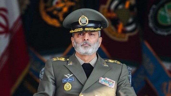 القائد العام للجيش: الاعداء يحاولون منع الناس من التصويت/ يجب علينا الدفاع عن البلاد والثورة 