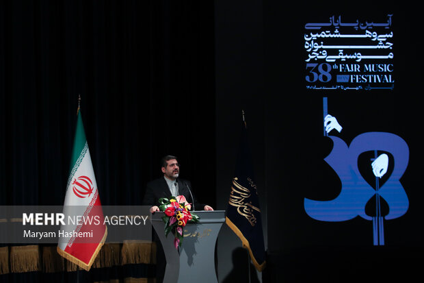 محمدمهدی اسماعیلی وزیر فرهنگ و ارشاد اسلامی در مراسم اختتامیه سی و هشتمین جشنواره موسیقی فجر در حال سخنرانی است