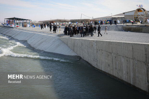Raeisi inaugurates water transfer system to lake Urmia
