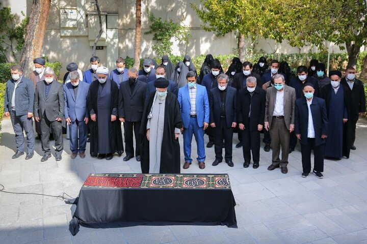 اقامه نماز رهبر انقلاب بر پیکر همسر شهید آیتالله مطهری اقامه نماز رهبر انقلاب بر پیکر همسر شهید آیتالله مطهری