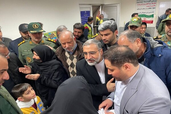 رئیس دفتر رئیس جمهور از کمپ اسکان اضطراری فیرورق بازدید کرد