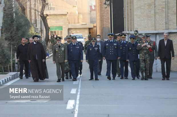  امیر سرلشکر سیدعبدالرحیم موسوی فرمانده کل ارتش جمهوری اسلامی ایران  در حال ورود به میدان  صبحگاه  محل برگزاری مراسم است 