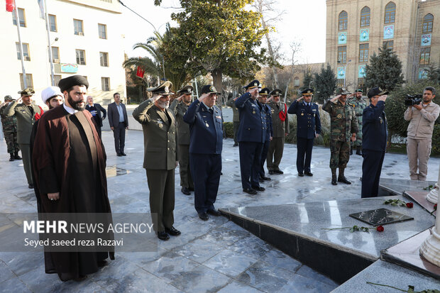 امیر سرلشکر سیدعبدالرحیم موسوی فرمانده کل ارتش جمهوری اسلامی ایران  در حال ادای احترام به شهدا هشت سال دفاع مقدس است