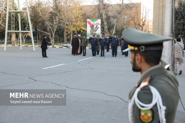  امیر سرلشکر سیدعبدالرحیم موسوی فرمانده کل ارتش جمهوری اسلامی ایران  در حال ورود به میدان  صبحگاه  محل برگزاری مراسم است 