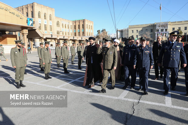   امیر سرلشکر سیدعبدالرحیم موسوی فرمانده کل ارتش جمهوری اسلامی ایران در حال بازدید و سان دیدن از نیروهای حاضر در میدان است 