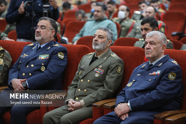  امیر سرلشکر سیدعبدالرحیم موسوی فرمانده کل ارتش جمهوری اسلامی ایران در مراسم اهدای نشان فداکاری به سه فرمانده اسبق نهاجا حضور دارد