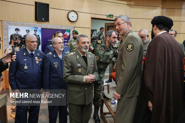  سیدعبدالرحیم موسوی فرمانده کل ارتش جمهوری اسلامی ایران در حال خروج از سالن محل برگزاری مراسم اهدای نشان فداکاری به سه فرمانده اسبق نهاجا است