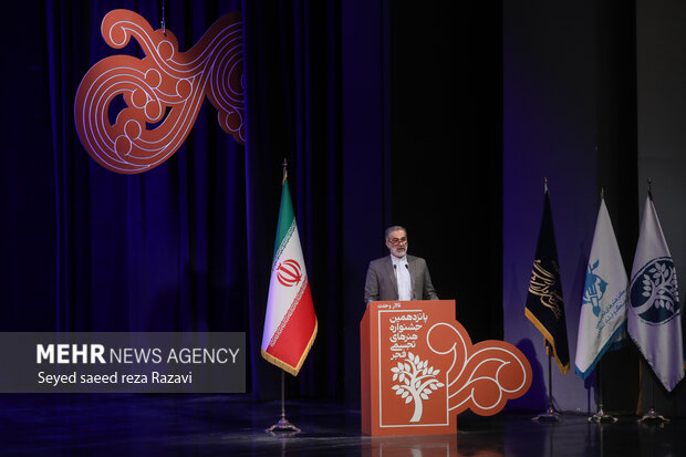  عبدالرضا سهرابی مدیرکل مرکز هنرهای تجسمی در حال سخنرانی در مراسم اختتامیه پانزدهمین جشنواره هنرهای تجسمی فجر است