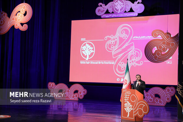  محمدمهدی اسماعیلی وزیر فرهنگ و ارشاد اسلامی در حال سخنرانی در مراسم اختتامیه پانزدهمین جشنواره هنرهای تجسمی فجر است