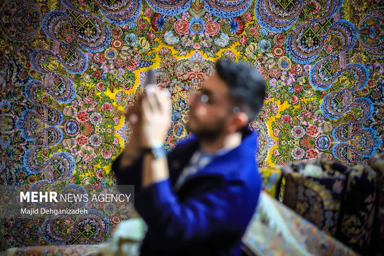 یزد میں ایرانی ہنرمندوں کے ہاتھوں سے بنے قالینوں کی نمائش