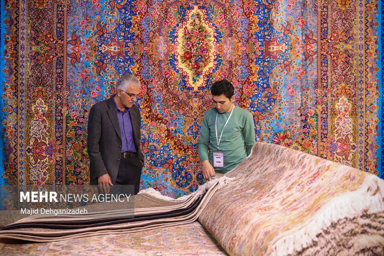 نمایشگاه نیمه کاره فرش قم در آستانه واگذاری؛چشم انتظاری ۲۰ هزار بافنده
